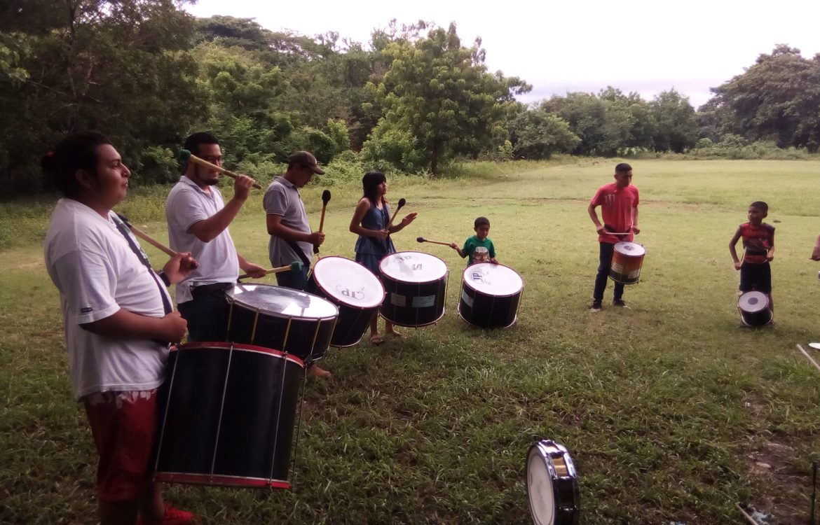 Zentralamerika-Jugendliche-ElSalvador Jugendkomitee mit Trommeln in El Salvador