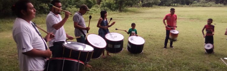 Zentralamerika-Jugendliche-ElSalvador Jugendkomitee mit Trommeln in El Salvador
