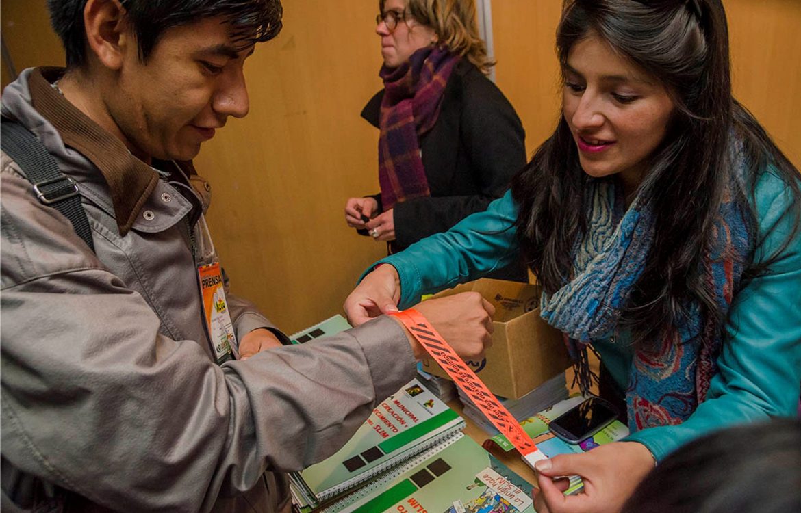 Präventionskampagne in Bolivien, bei der Menschen symbolisch gegen Gewalt geimpft werden.