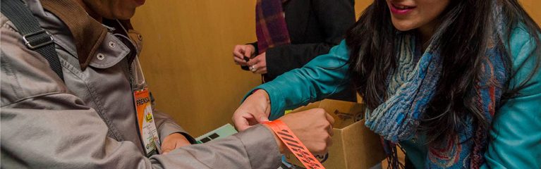 Präventionskampagne in Bolivien, bei der Menschen symbolisch gegen Gewalt geimpft werden.