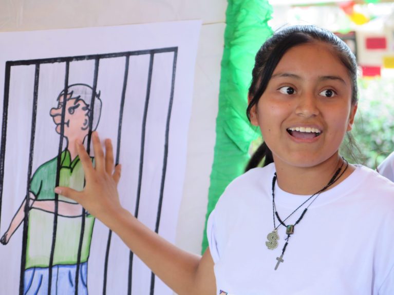 Junge Frau referiert an einem Workshop gegen Gewalt an Frauen-