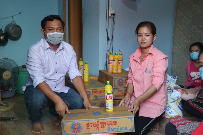 Athit C.CWADU with worker Gewerkschafter und Arbeiterin bei ihr Zuhause