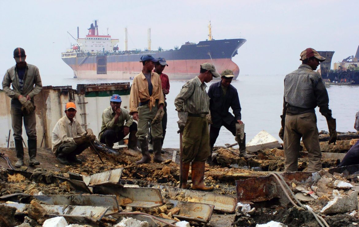Arbeiter beim Abwracken eines Schiffs in Bangladesch