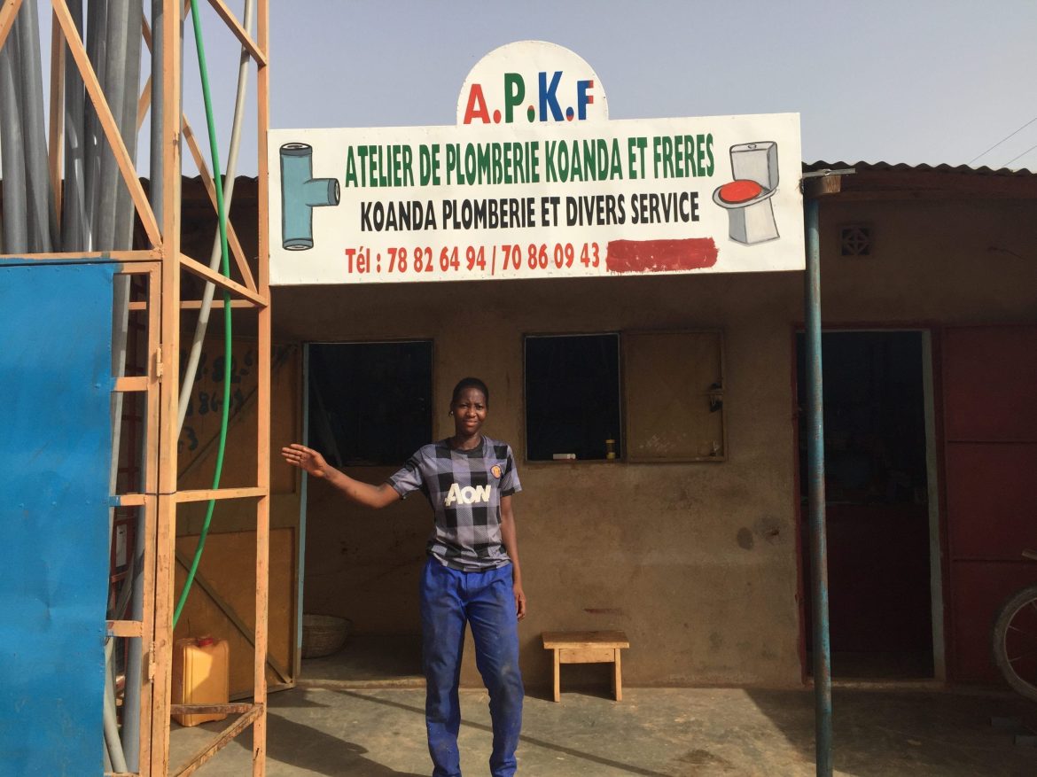 Abzeta Koanda vor ihrem Spenglerbetrieb in Burkina Faso