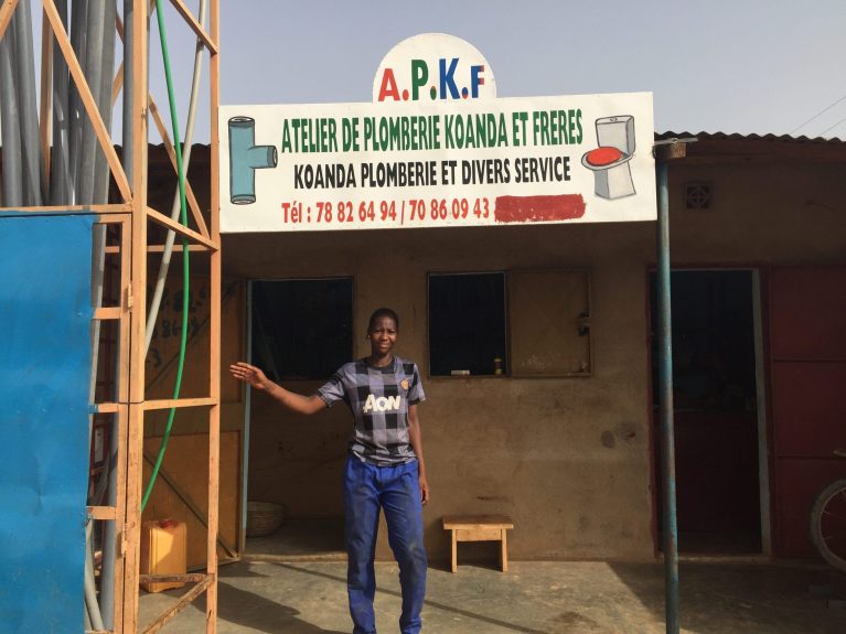 Abzeta Koanda vor ihrem Spenglerbetrieb in Burkina Faso