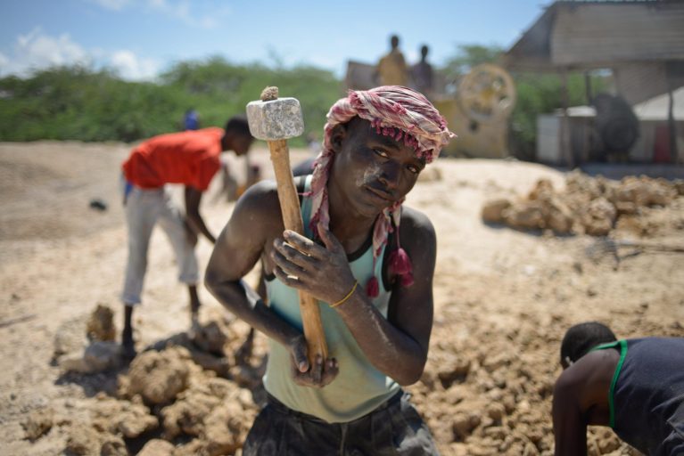 Gemeinderating-Kinderarbeit-TobinJones Ein Kind arbeitet in einem Steinbruch in Mogadischu.