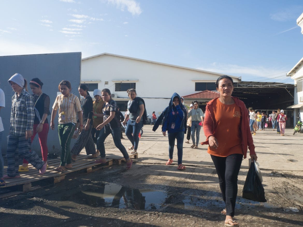 Des ouvrières quittent l'usine textile après leur service