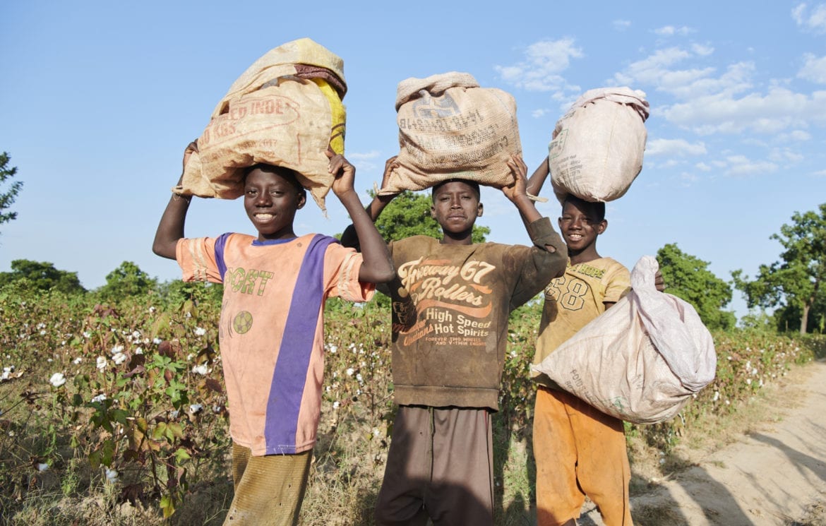 Kinderarbeit-Burkina-Andreas_Schwaiger Children transport cotton in sacks on their heads