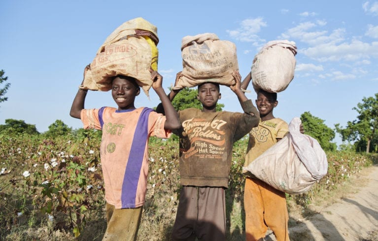 Kinderarbeit-Burkina-Andreas_Schwaiger Children transport cotton in sacks on their heads
