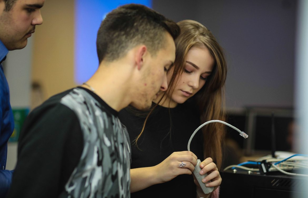 Des jeunes dans un stage d'électronique