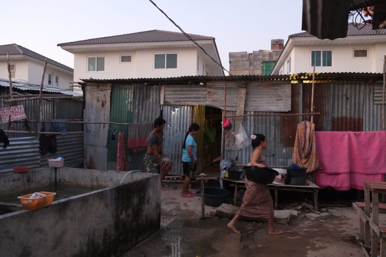 Mekong-Arbeitsmigration_Unterkunft-John-Hume travailleuses migrantes devant leurs abris en tôle ondulée