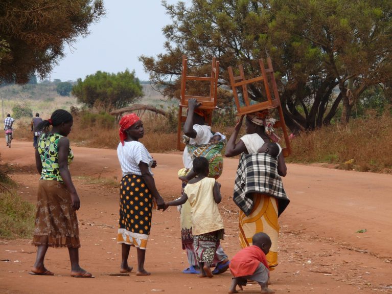 Auf dem Weg zu einer Gemeindeversammlung