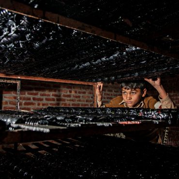 Un garçon travaille dans une usine pakistanaise