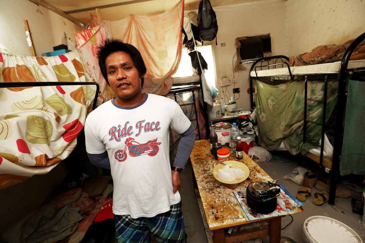 Travailleur dans son logement, qu'il partage avec plusieurs collègues de travail