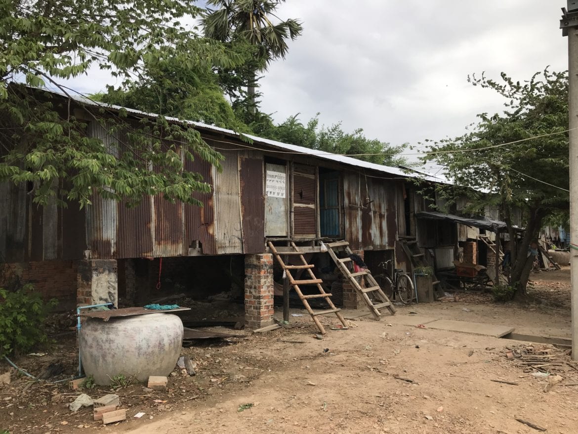 Logements des travailleurs·euses de l’usine : misérables baraques en tôle ondulée sur pilotis