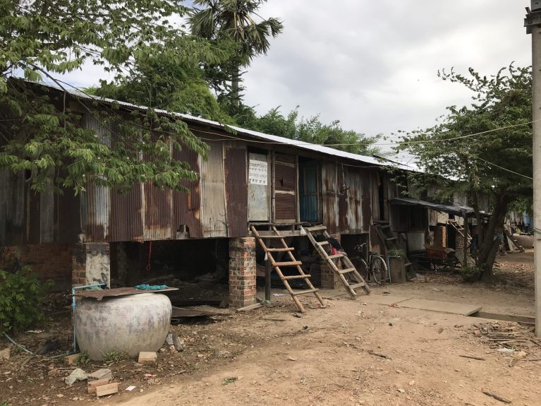 Logements des travailleurs·euses de l’usine : misérables baraques en tôle ondulée sur pilotis