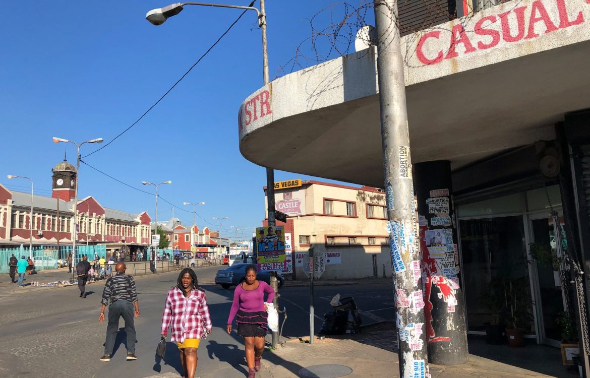 Vor der CWAO Beratungsstelle: Treffpunkt von Arbeiter*innen