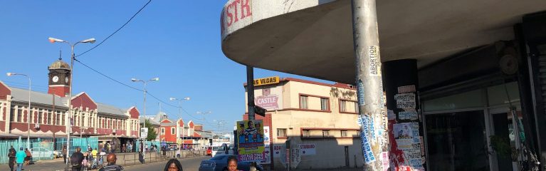 Vor der CWAO Beratungsstelle: Treffpunkt von Arbeiter*innen