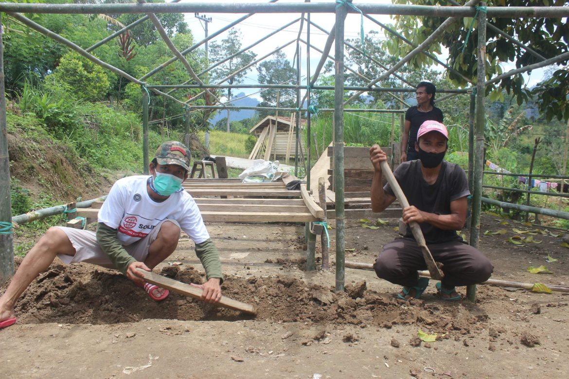 Sulawesi-Wiederaufbau-Darlis Nasution Bau von Notunterkünften für Vertriebene auf Sulawesi