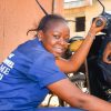 Agathe Dibonga bei der Arbeit am Motorrad.