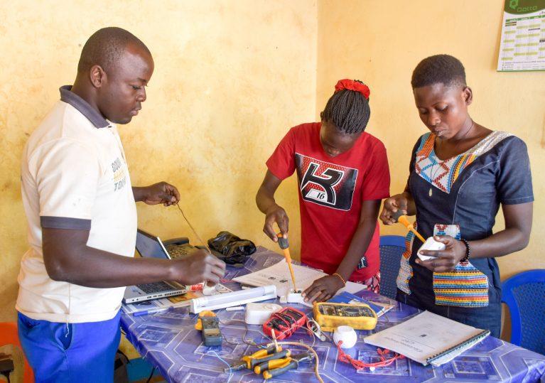Martine Lompo bei der Arbeit an Solargeräten.